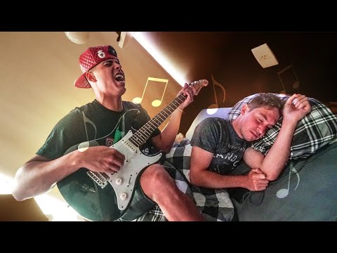 Leia mais sobre o artigo ACORDEI MEUS AMIGOS COM A GUITARRA