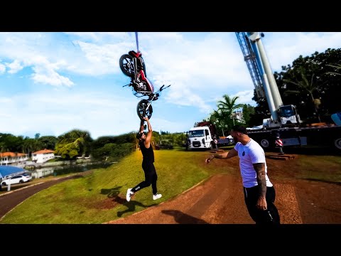 Leia mais sobre o artigo DESCULPA AMIGO MAS EU VOU JOGAR SUA MOTO LÁ DE CIMA!