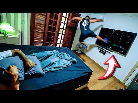 Leia mais sobre o artigo ACORDEI MEU IRMÃO QUEBRANDO A TELEVISÃO DELE 😮