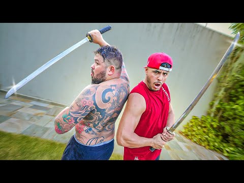 Leia mais sobre o artigo ELE ESPEROU 4 ANOS PARA GANHAR ESSA KATANA LENDÁRIA DE PRESENTE 😂