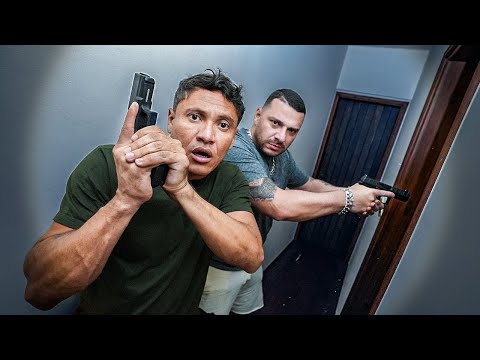 Leia mais sobre o artigo MEUS AMIGOS POLICIAS INVADIRAM A CASA DO CASEIRO !