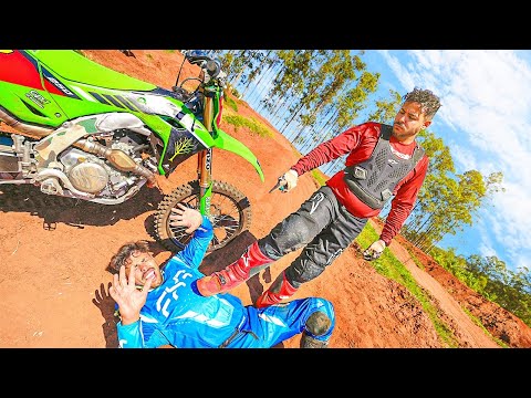 Leia mais sobre o artigo CHAMEI O THIAGO PARA UM RACHA DE MOTOCROSS E DEI UMA SURRA NELE !