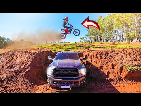 Leia mais sobre o artigo RAMPEI A DODGE RAM DO LEO COM A MOTO NA FAZENDA